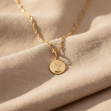 Zlatý medailonek s klečícím andělem